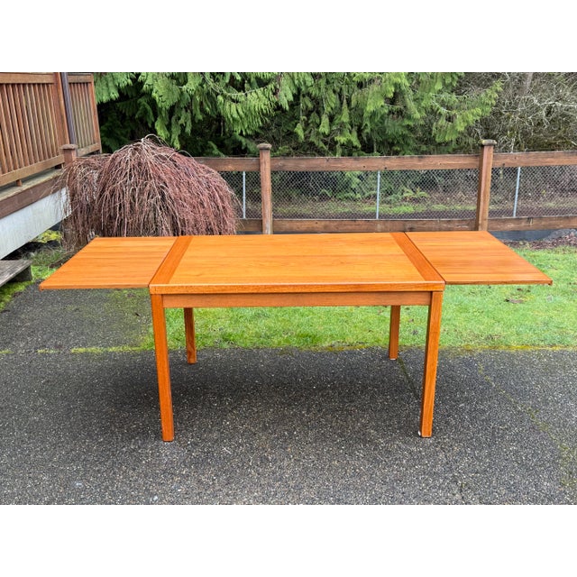 Vintage Mid Century Modern Danish Teak Extendable Dining Table Classic Scandinavian design. Dimensions: 47x33.5 and 29...