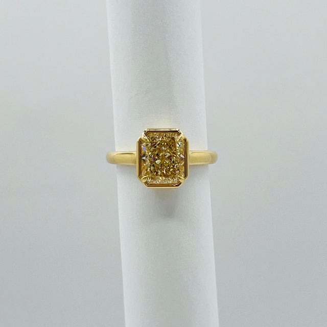 Gia 3 Carat Yellow Radiant Diamond Solitaire Ring in 18k Yellow Gold, Size 6.5 For Sale - Image 4 of 9