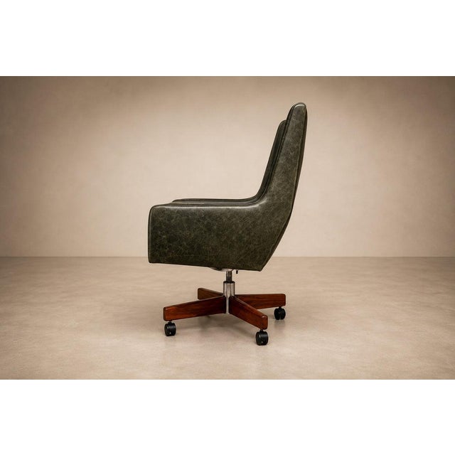 Mid-Century Modern “Holperin” Executive Armchair in Green Leather & Brazilian Rosewood, Sergio Rodrigues for Oca, Brazil, 1962 For Sale - Image 3 of 18