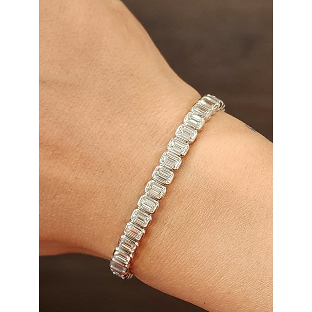 Modern 8.64 Ct Emerald Cut Bezel Set Tennis Bracelet For Sale - Image 3 of 8