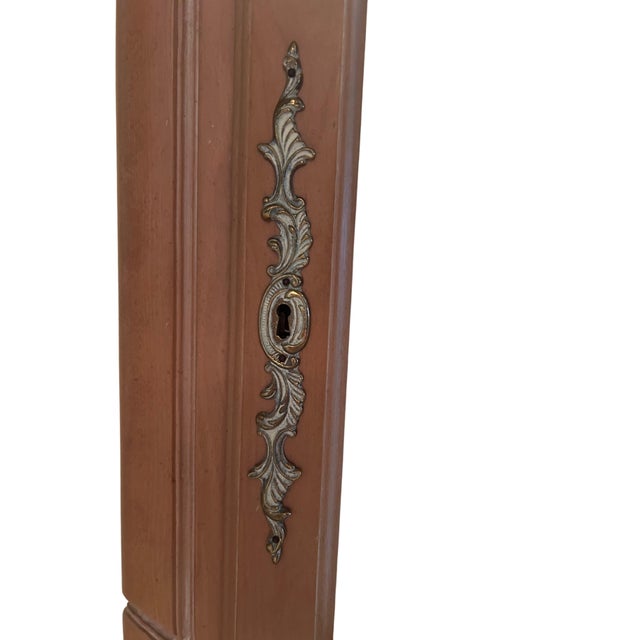 Ethan Allen 1930s Ethan Allen Style Country French Bisque Curio Cabinet For Sale - Image 4 of 5