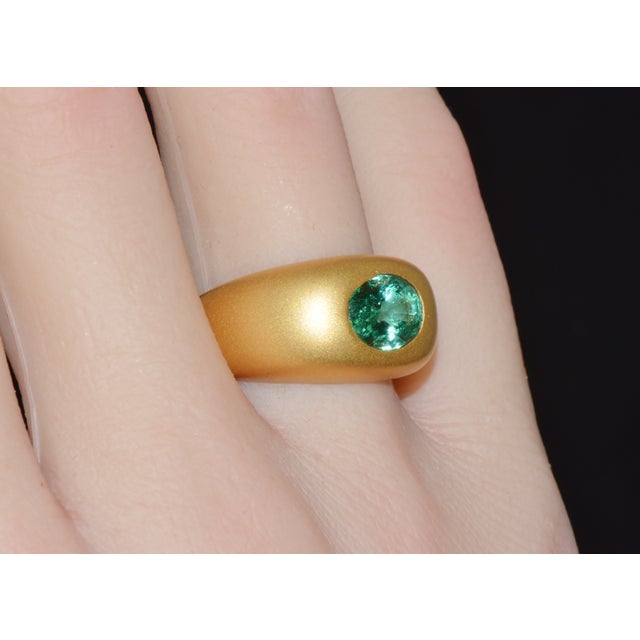 Green Certified Natural 1.62cts Emerald Solid 18k 750 Gold Dome Signet Ring Band, Size 6.5 For Sale - Image 8 of 12