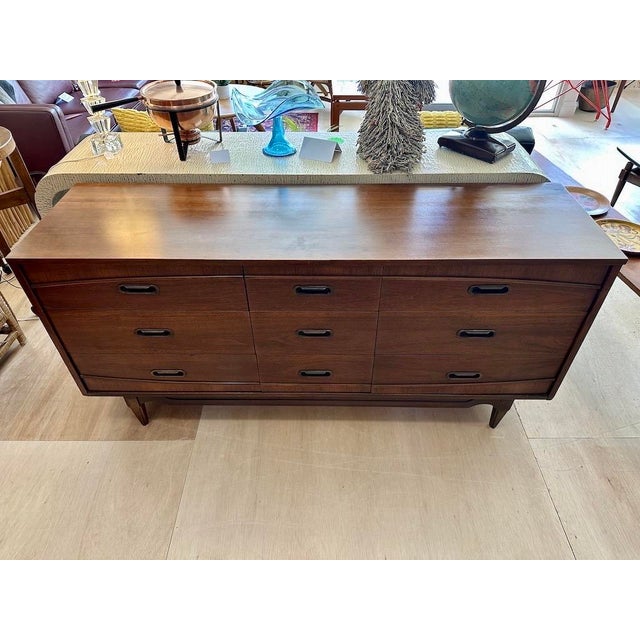 1960s Walnut 9 Drawer Lowboy Dresser by Hooker Furniture For Sale In Boston - Image 6 of 12