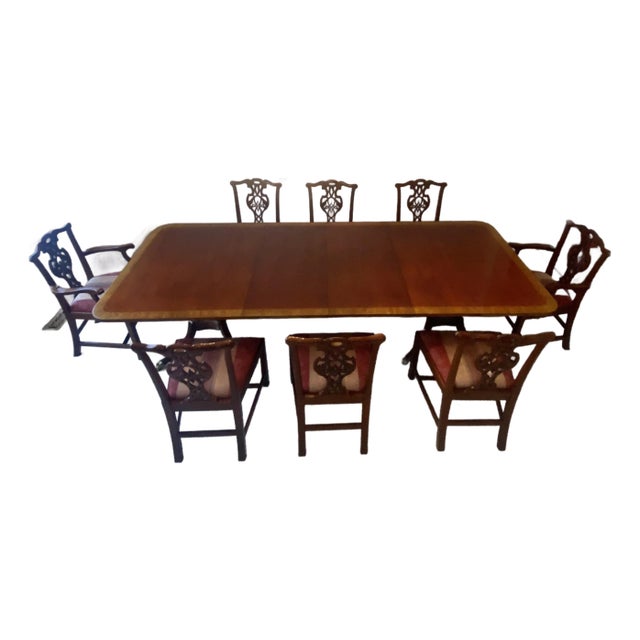 Baker Furniture Historic Charleston Collection Georgian Banded Mahogany Double Pedestal Table and Eight Chairs Vintage Exquisite Excellent Condition For Sale