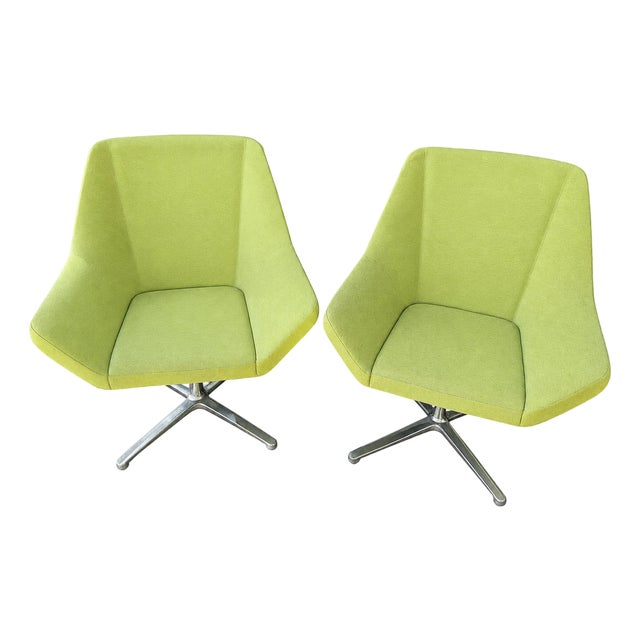 Keilhauer Cahoots Swivel Lounge Chairs – Pair – Lime Green For Sale
