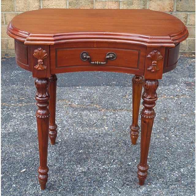 1940s Refinished Vintage Kidney-Shaped Mahogany Accent Table For Sale - Image 5 of 7