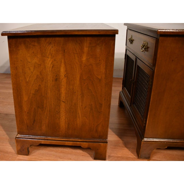 Henredon 18th Century Portfolio Mahogany Banded Satinwood Pair of Nightstands / Bedside Tables, 2 Pieces For Sale - Image 18 of 18