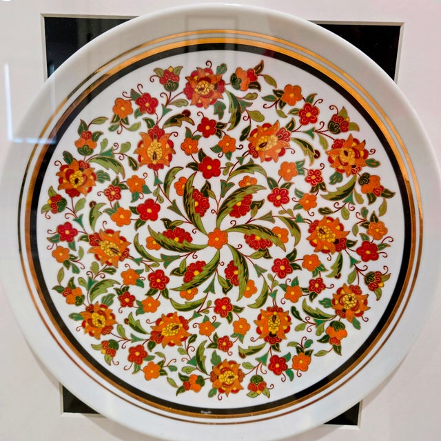 Traditional Handmade Turkish Yıldız Porcelain Plate in Shadowbox Frame – Floral Motif, TBMM Milli Saraylar Edition (2010) For Sale - Image 3 of 10