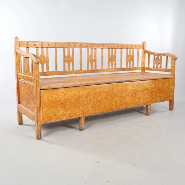 A very special Sweden Bank is this piece. The entire bank is complex provided with the painting style of marbling....