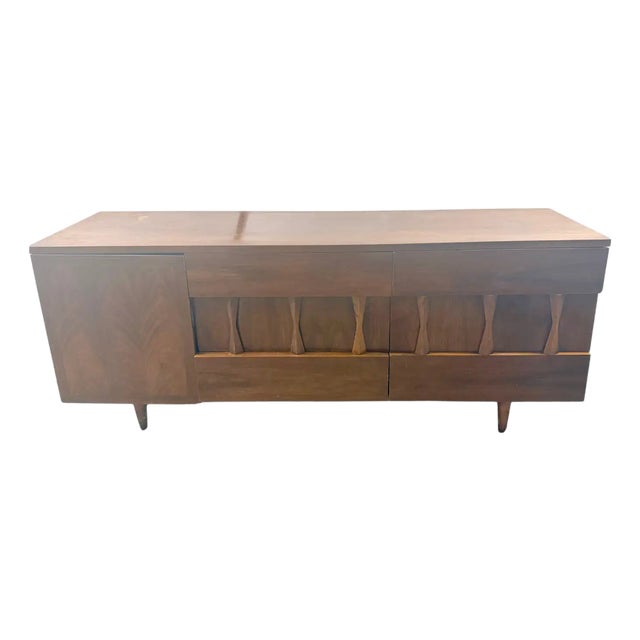 Mid-Century Modern American of Martinsville Walnut 9-Drawer Dresser or Credenza For Sale