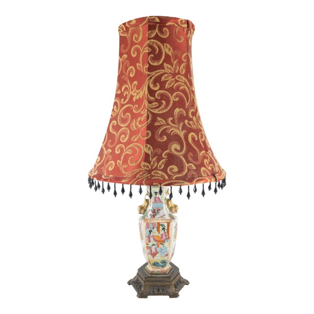 Chinoiserie Chinese Rose Medallion Table Lamp For Sale
