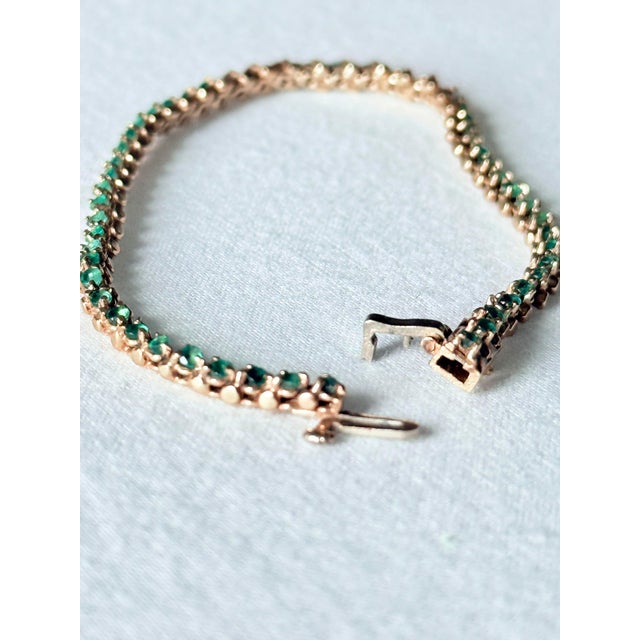 Contemporary Vintage 14k Yellow Gold Natural Emerald & Diamond Tennis Bracelet For Sale - Image 3 of 15