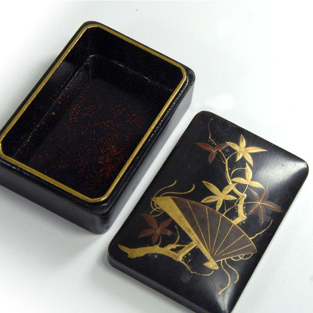 Small Japanese Hand-Painted Lacquered Lidded Box, 1900s For Sale - Image 6 of 10