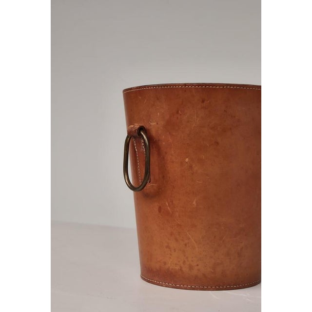 Carl Auböck Paper Basket in Patinated Saddle Leather and Brass attributed to Carl Auböck, 1950s For Sale - Image 4 of 11