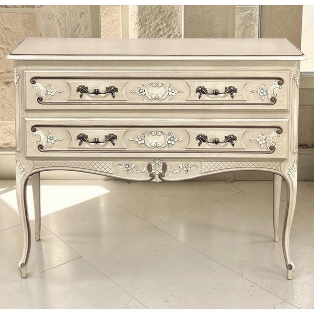 Vintage French Provincial Painted Commode will make a charming addition to any room! The ivory/beige painted finish has...