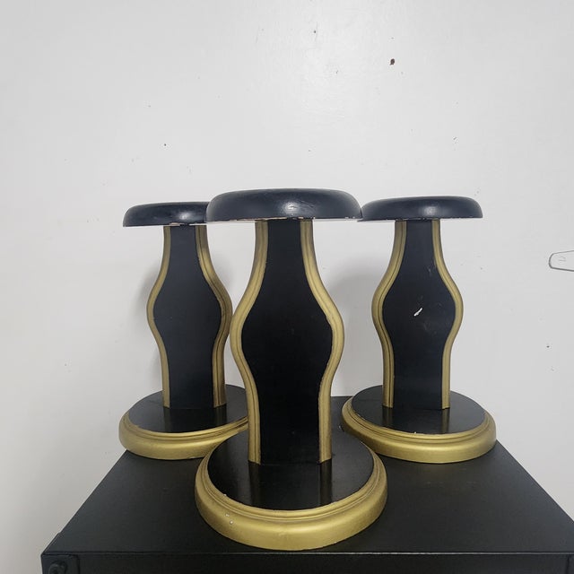 Mid 20th Century Hollywood Regency Black & Gold Wooden Hat Stands With Monogram “R” - Set of 3 For Sale - Image 5 of 12