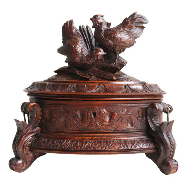 Swiss Oval Jewelry Box in Carved Walnut, 1880 For Sale