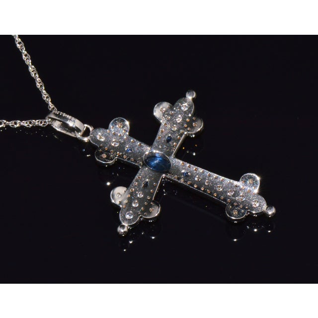 Certified Natural 2.15Cts vs F Diamond Sapphire 18k 750 Solid Gold Filigree Cross Pendant For Sale - Image 4 of 11
