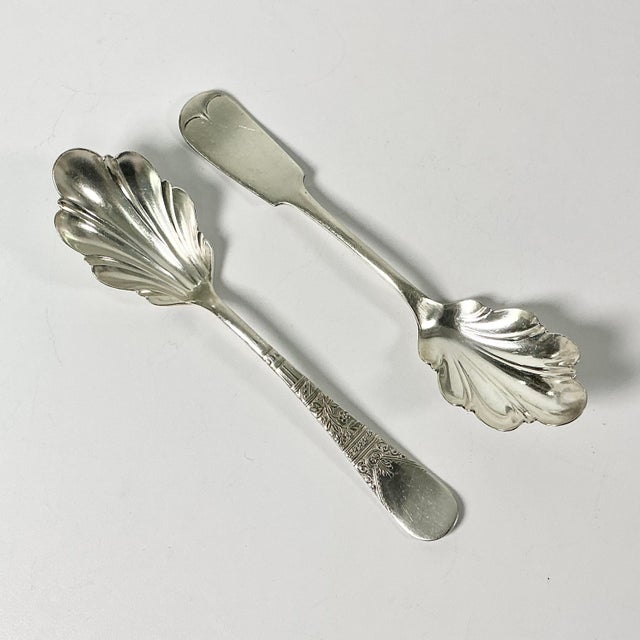 Rogers Bros. Early 20th Century Art Deco Neoclassical Boho Chic Silverplate Scalloped Fan Shell Serving Spoons - A Pair For Sale - Image 4 of 10