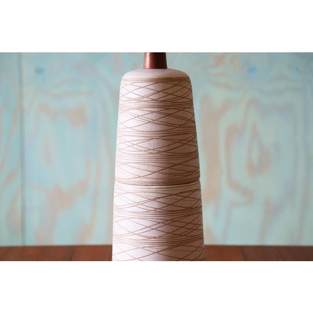 Wood 1960s Gordon and Jane Martz M85 Lamp for Marshall Studios Matte White Tan Incised Decoration For Sale - Image 7 of 14