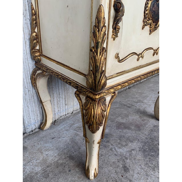 Late 19th Century Pair of White Venetian Nightstands with Marble Top and Crest Handpainted Motifs For Sale - Image 14 of 18