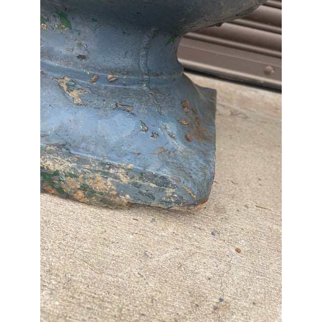 Stone 1940s Mid-Century Neoclassical Acanthus Leaf Cast Stone Pedestal Urns - Set of 4 For Sale - Image 7 of 7