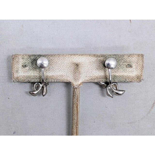 Vintage 1930s Rhodium Plated Blue Tutti Frutti Acorn & Leaf Screw Back Earrings-2 Pieces For Sale In Philadelphia - Image 6 of 7