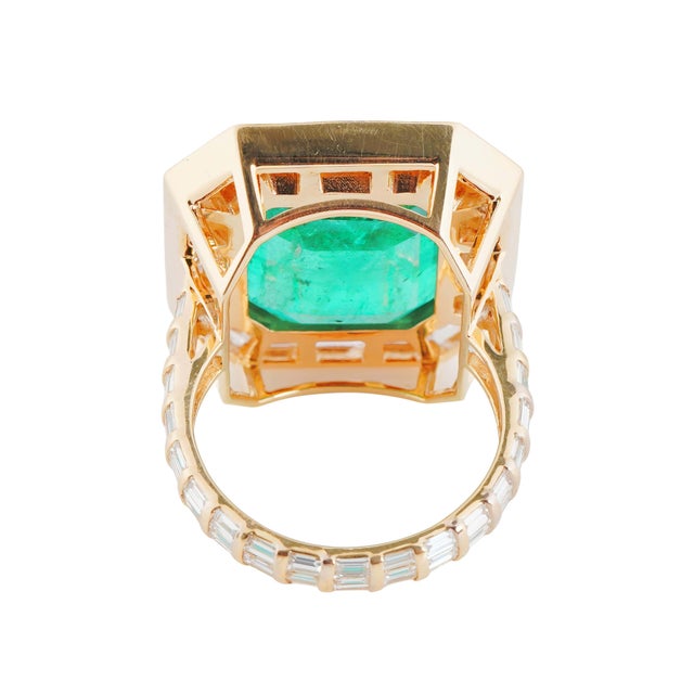 Contemporary Art deco style Natural Zambian high quality Emerald & diamond ring in 18k gold For Sale - Image 3 of 18