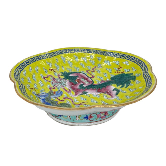 Chinese Export Porcelain Famille Jeune (Yellow-Ground) Footed Dish, Qing Dynasty, Tongzhi Era (1862-1874). The five-lobed...