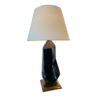 Visual Comfort. Black Faceted "Bayliss" Table Lamp With Linen Shade and Brass Base. Showroom Sample. For Sale