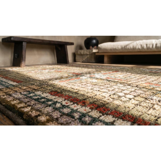 Textile 1940s Brown Tiled Squares Cross Antique American Hooked Rug 2'6" X 4'6" Handknotted Wool Carpet For Sale - Image 7 of 9