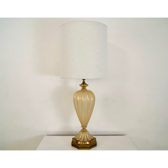 1960's Hollywood Regency table lamp for sale. It was manufactured by Barovier & Toso, and is made of murano glass with a...