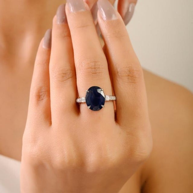 Certified 5 Carat Natural Blue Sapphire Cocktail Ring With Diamonds in 18k Gold Size 5 For Sale - Image 4 of 15