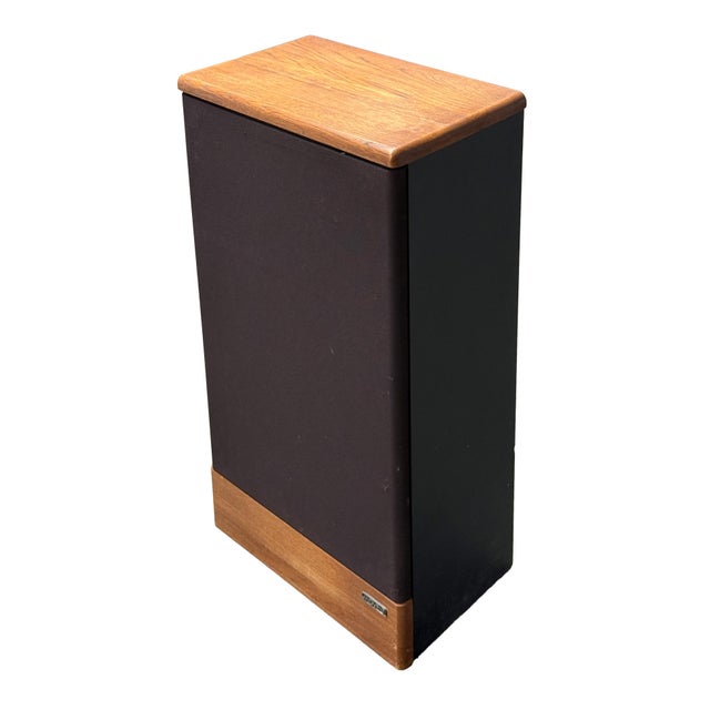 A true classic from the golden age of American hi-fi. This matching pair of New Large Advent (NLA) Speakers loudspeakers...