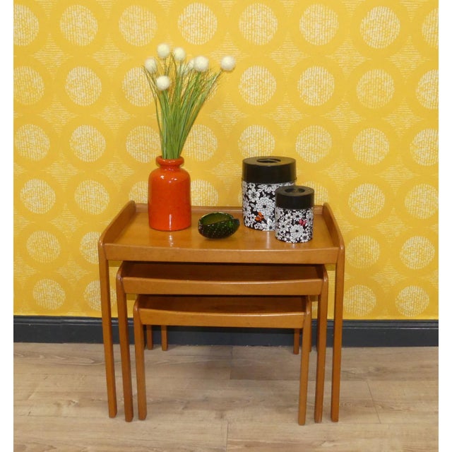 Side tables with a simple design Practical nesting table set (Nesting tables) 70s and 80s Simply beautiful and very light...