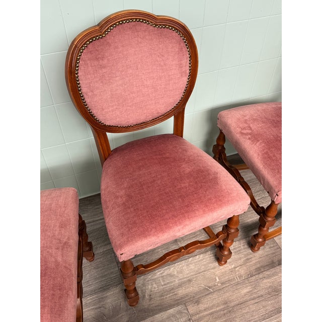Set of 6 Italian-made chairs made in the 60s. Beech wood frame. Seat and backrest padded and covered in antique pink velvet.