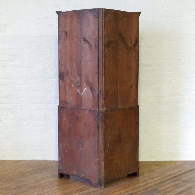 This fine oak corner cupboard is of typical Georgian form, sat on bracket feet with two cupboards below a single central...