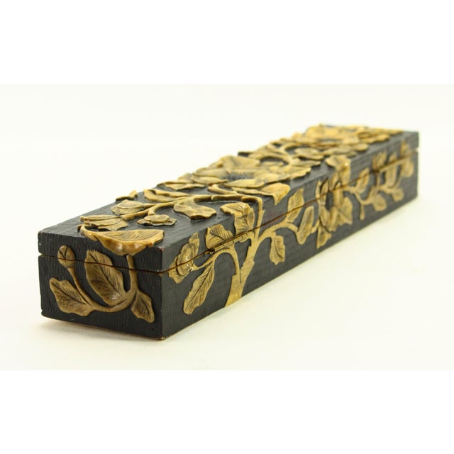 Chinese Early 20th Century Chinese Yellow Shoushan Stone Brush / Glove Long Box With Cameo Cut Flowers For Sale - Image 3 of 12