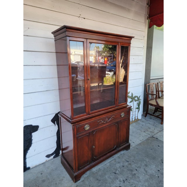 Vintage Traditional Mahogany Wood China Cabinet. For Sale - Image 13 of 18