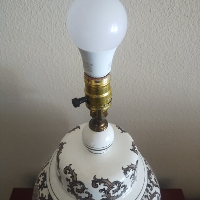 Vintage 1970s Hand-Painted Brown & White Floral Ginger Jar Table Lamp For Sale - Image 10 of 15