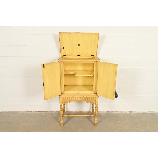 Berkey & Gay Antique English Jacobean Cream Painted Lift Top Bar Cabinet, Circa 1920s For Sale In South Bend - Image 6 of 16