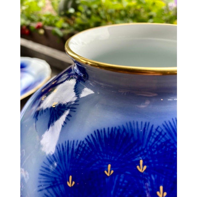 Blue Mid 20th Century Koransha Japanese Porcelain Vase | Cobalt Blue Pine Design | Gold Accents For Sale - Image 8 of 15