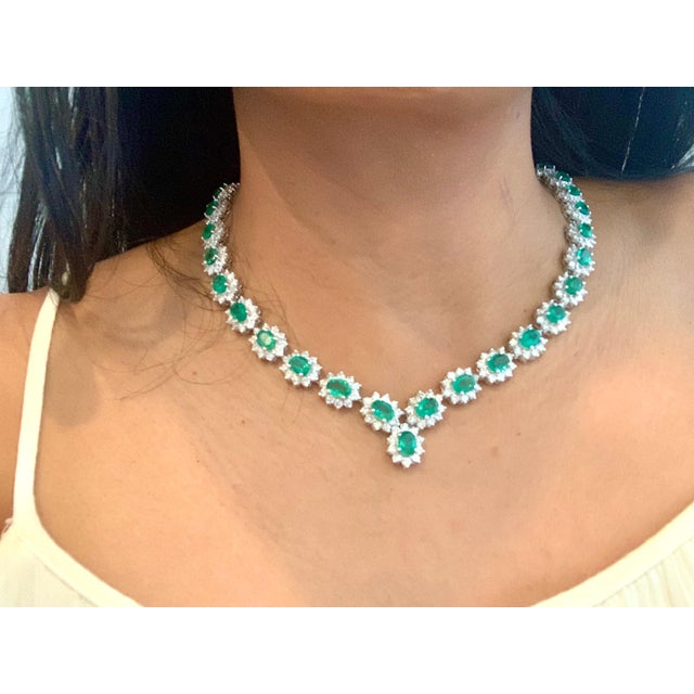 30 Carat Oval Shape Natural Emerald & 23 Carat Diamond Necklace in 18 Karat Gold For Sale - Image 12 of 18