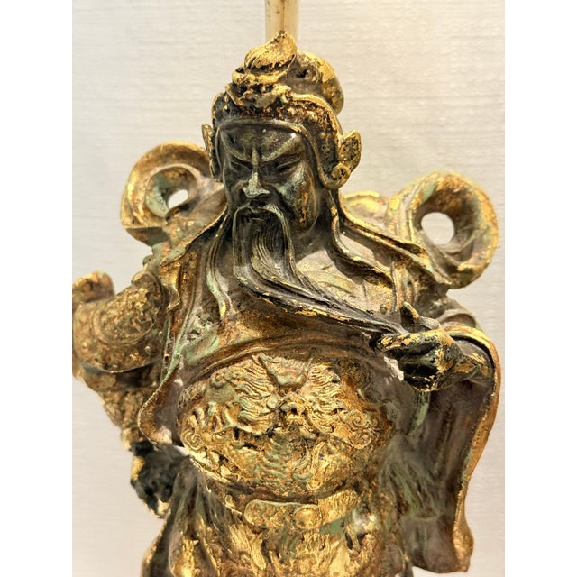Late 20th Century Vintage Tony Duquette Style Bespoke Parcel Gilt Guan Yu Table Lamp by Turtle & Crane -Newly Painted For Sale - Image 5 of 16