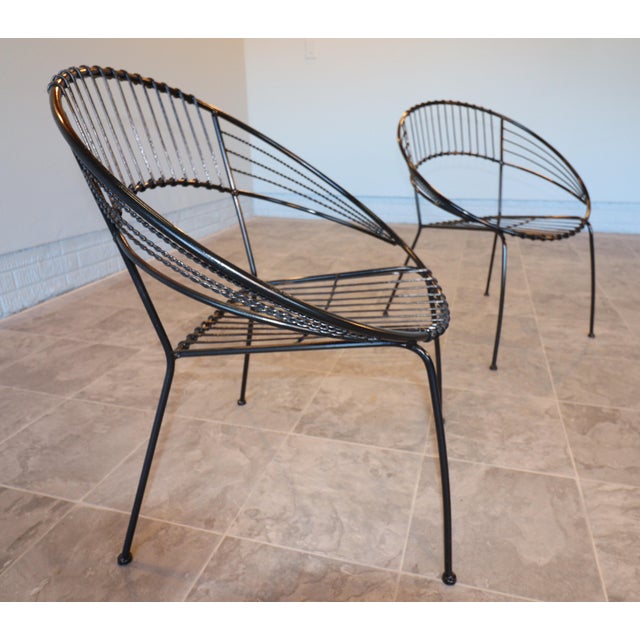 Black Pair of Mid-Century Modern Wrought Iron Hoop Lounge Chairs, C. 1950s–1960s For Sale - Image 8 of 14