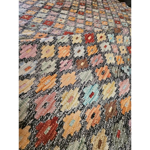 1990s Handcrafted Kilim Rug with Geometric Floral Pattern, 1990s For Sale - Image 5 of 11