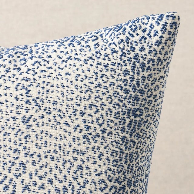 This pillow features Mini Leopard with a knife edge finish. A fabulous woven, Mini Leopard Indoor/Outdoor fabric in navy...