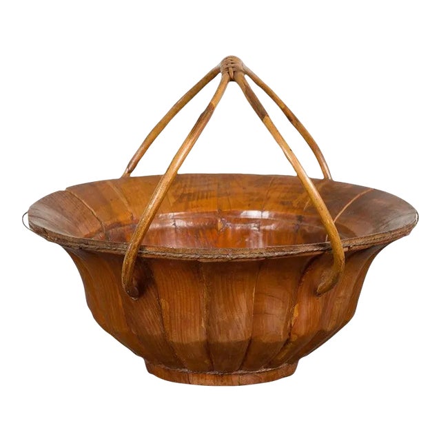 1900s Chinese Late Qing Dynasty Varnished Bamboo Basket with Large Handles For Sale