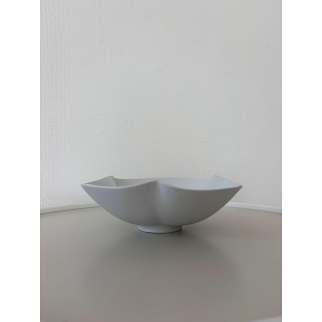 Gustavsberg Surrea Vases and Cups in White Stoneware by Wilhelm Kåge for Gustavsberg, 1940s, Set of 4 For Sale - Image 4 of 8