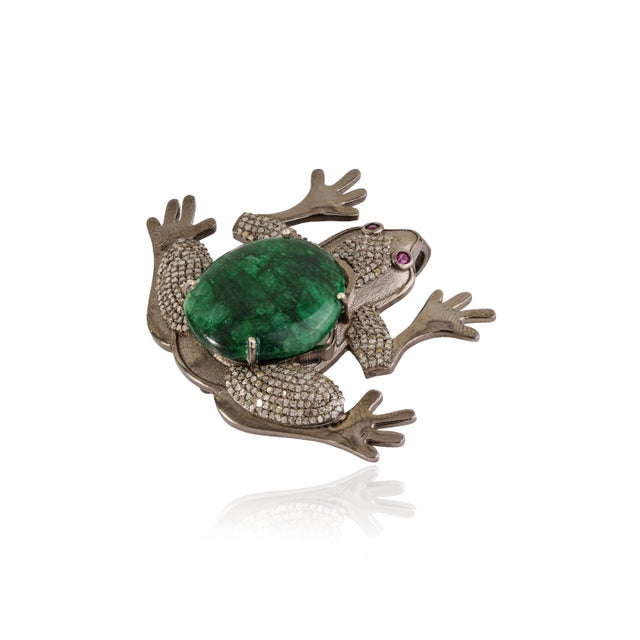 Art Deco Antique Style Oxidized Silver & 15.25 Ct Natural Emerald Diamond Frog Brooch Pendant For Sale - Image 3 of 14